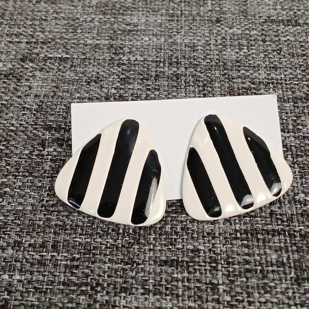 Black & White Striped Triangle Earrings Vintage 80s style Retro Pierced Ears